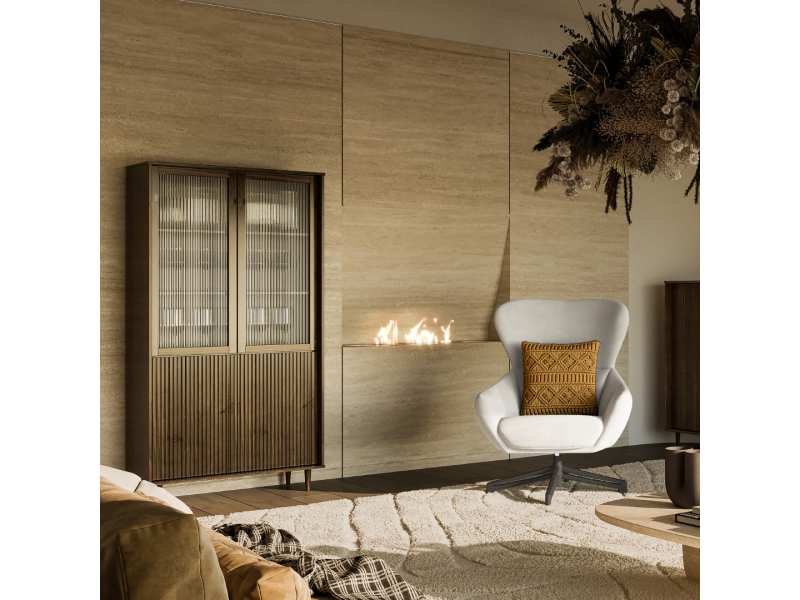 Cristaleira Feita em Madeira Maciça com o acabamento na cor castanho amadeirado. Duas portas com vidro canelado e duas em madeira | Coleção Jazz